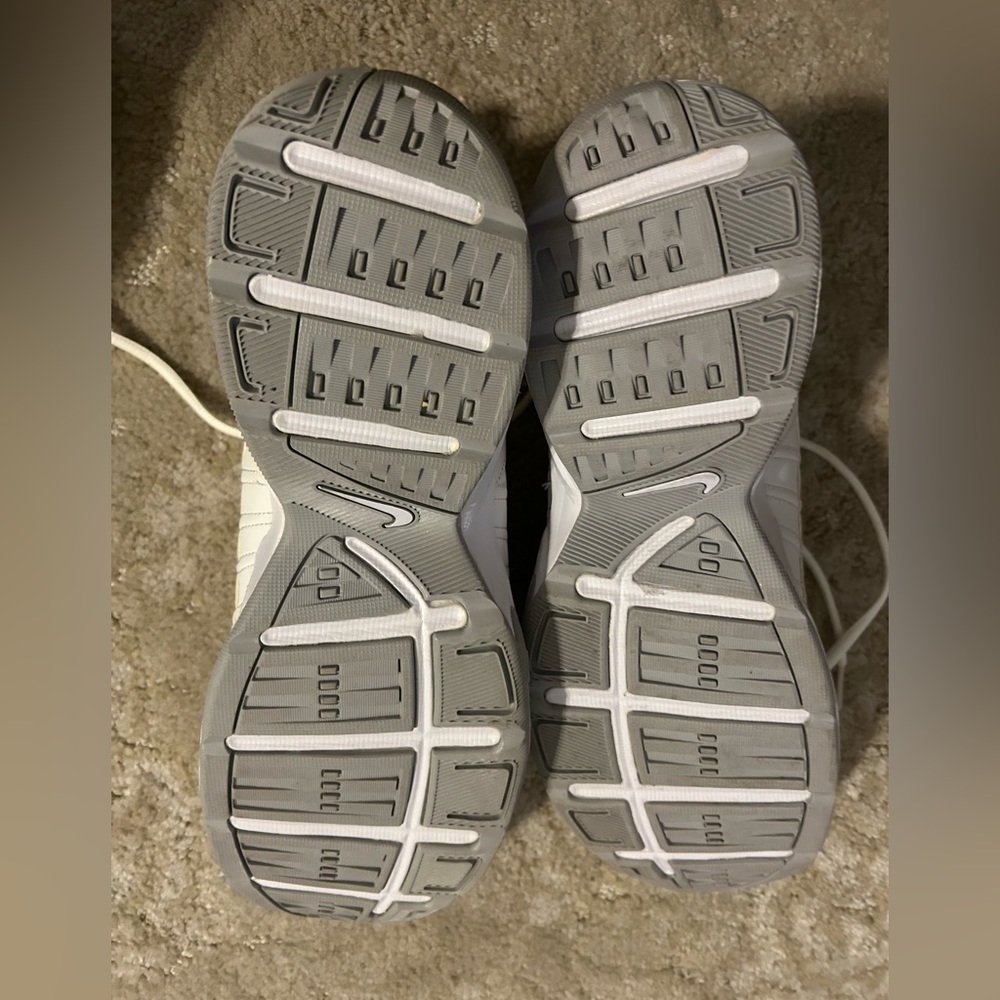 NWOT Nike women’s tie up white tennis shoes. - Picture 8 of 9